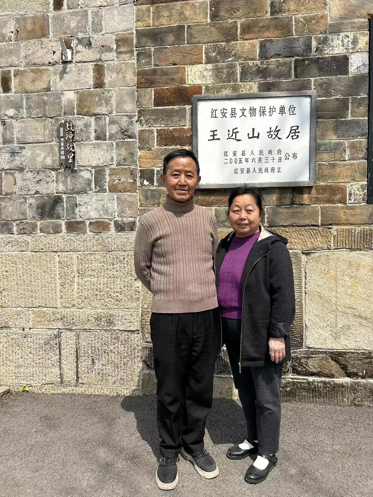 别人打的毛衣，我看不中，唯独喜欢她打的毛衣。几十年，她与我打了几件毛衣，我一直穿