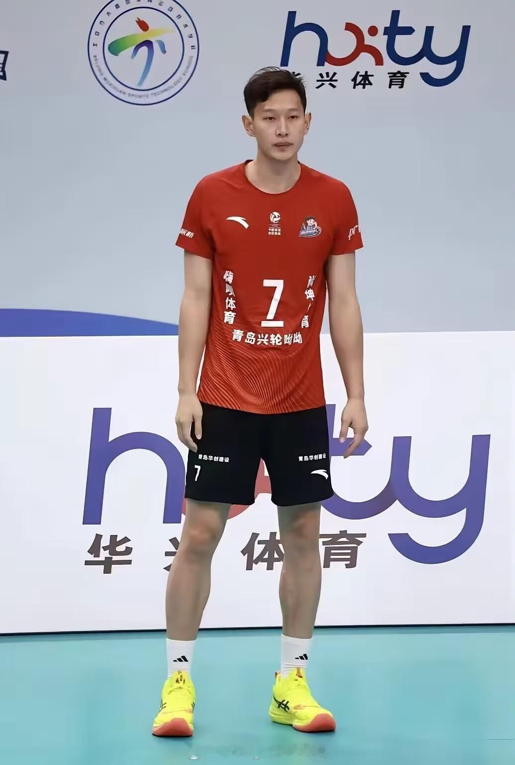 山东男排队长王径一 今日第二局局点替补发球，山东3-0江苏。 ​​​