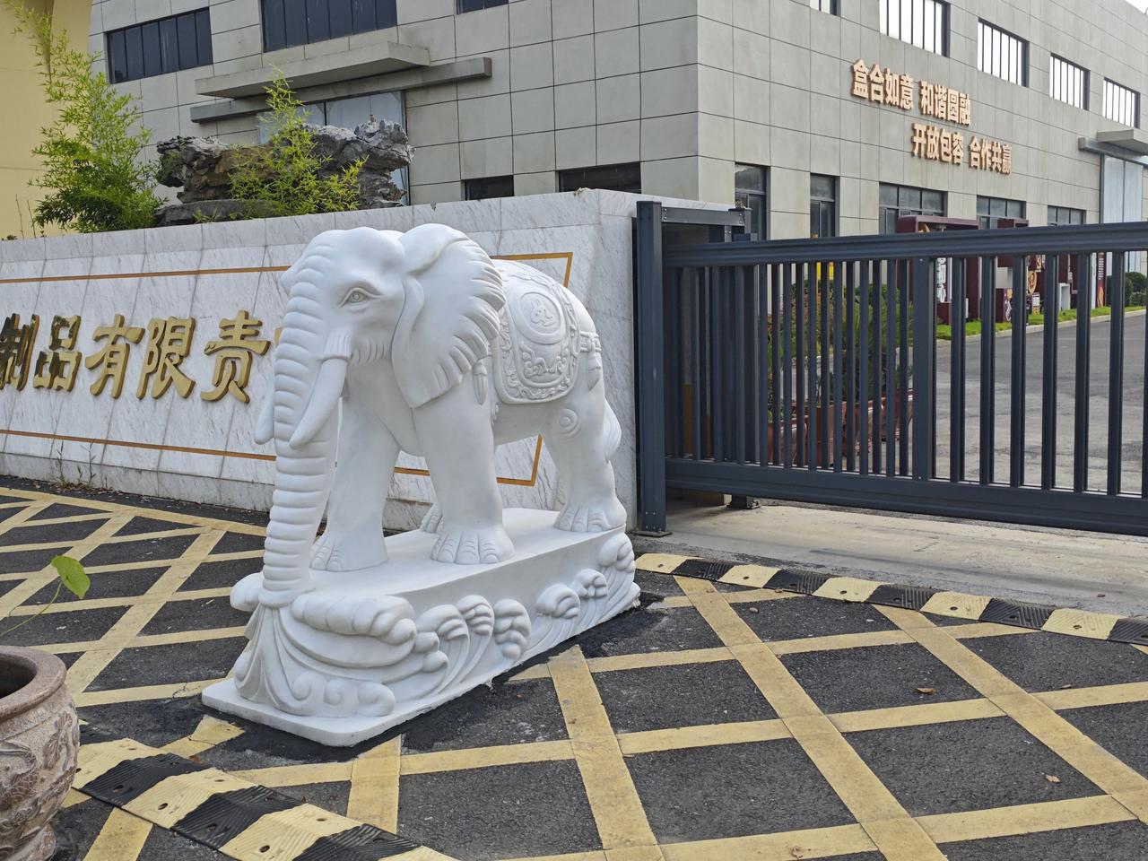 为啥开工厂办公司，大门总要放一对石头大象？没那么玄乎，就四个实在好处：
1、招财