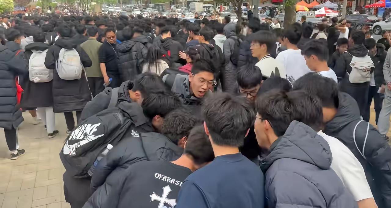 一半追风奔跑，一半提笔答题 同样是考场，却是两种截然不同的战场。体育考场，拼速度