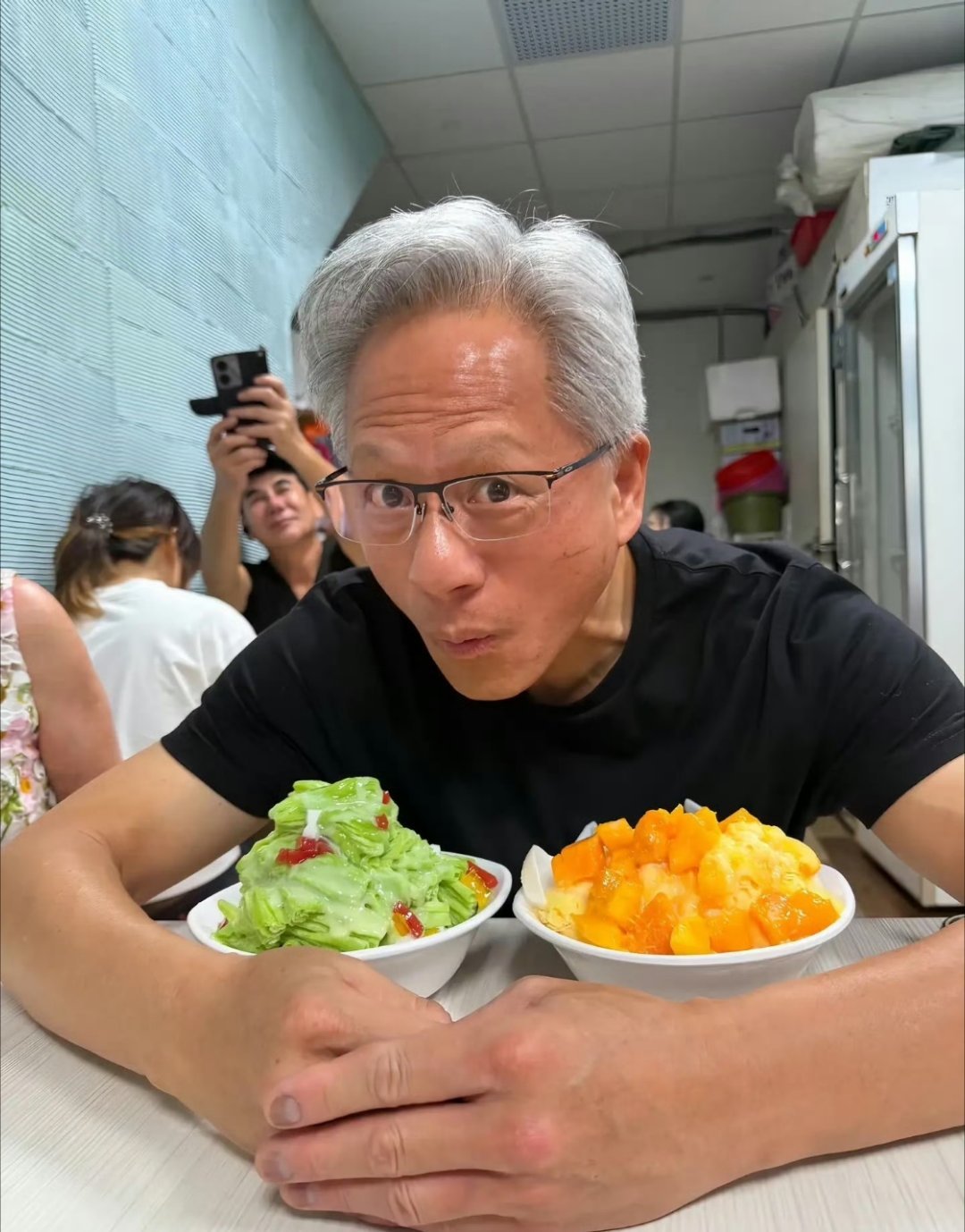 科技佳ZHJ女生吃私房菜撞见黄仁勋，本以为大佬有距离感，结果现场像朋友家宴。同行
