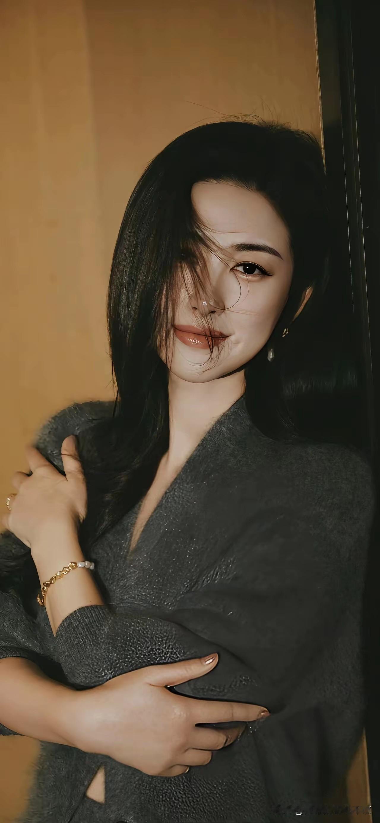 优雅气质，温柔微笑，时尚穿搭少女风写真照 初秋治愈感写真 你认为成熟稳重的人有很