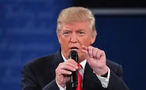 有人当面问特朗普：“世界上还有谁能管得了你？”他没有躲闪，直接接过了话。他说，联