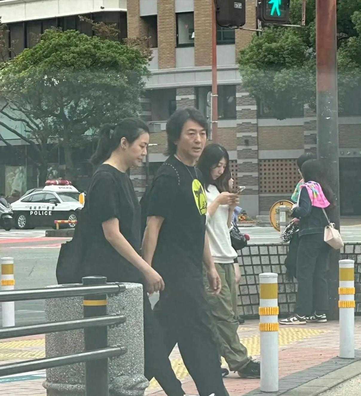 福冈街头偶遇郑伊健，牵手买菜的平淡最动人
福冈街头路口红灯前，路人偶遇郑伊健与蒙