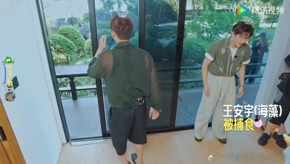 王安宇一进一出俩队友没了白敬亭王安宇明目张胆偷看黄景瑜全员吃瓜现场！白敬亭王安宇