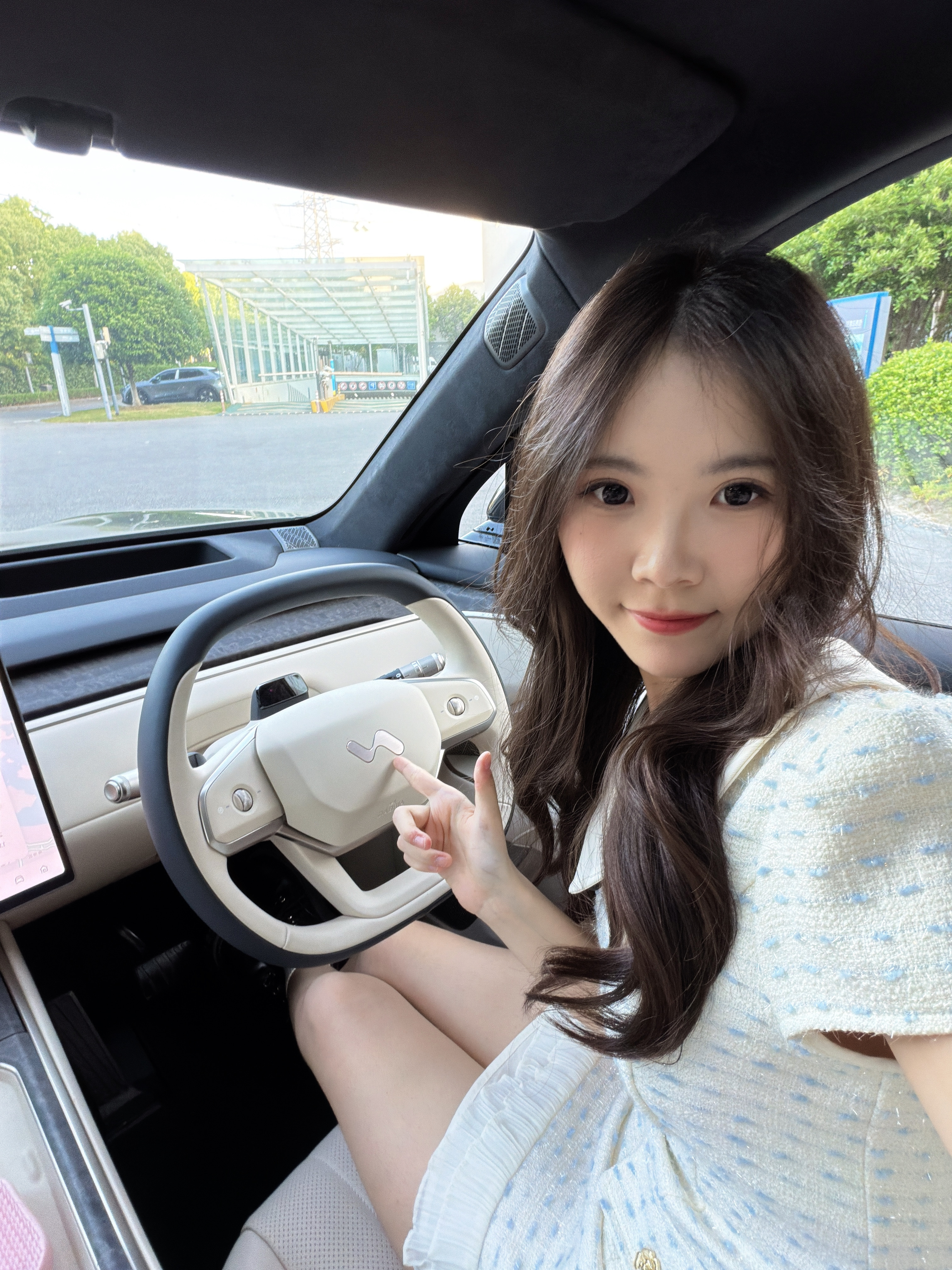 本雯车技已经达到开着大六座SUV钻巷子的程度了