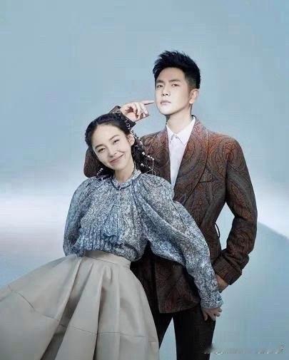 张佳宁和舅舅的写真集，都说外甥长得像舅舅，真是一点儿都不假。 