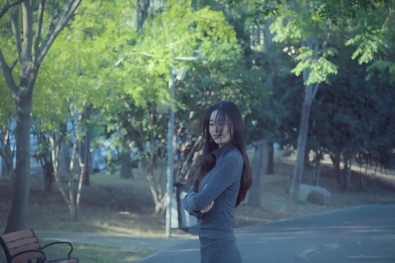 绿树阴中倚，微风拂面来。