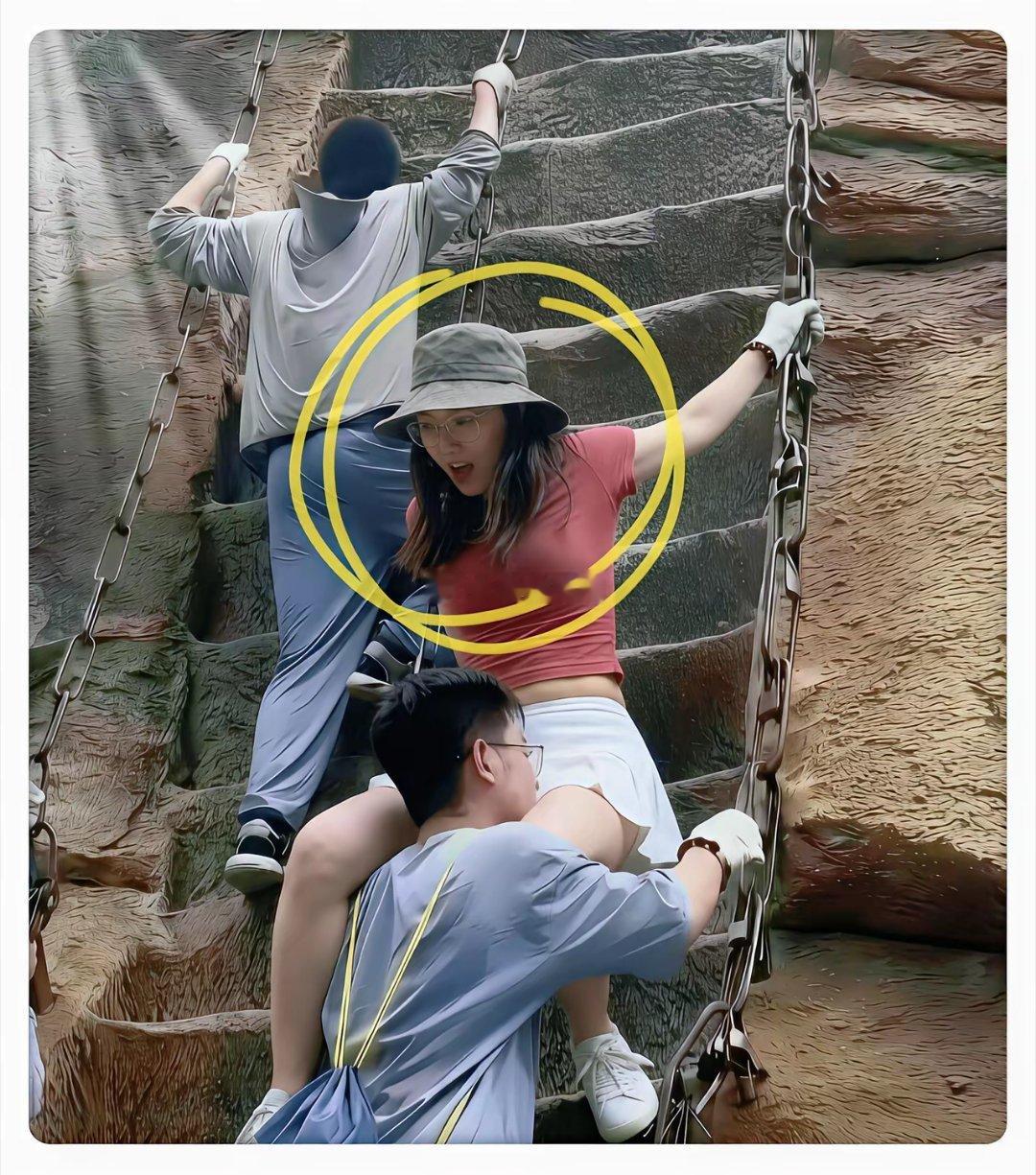 陡峭的铁链台阶上小姐姐穿着裙子往上爬我都替后面爬山的人尴尬搞得人家根本不敢抬头往