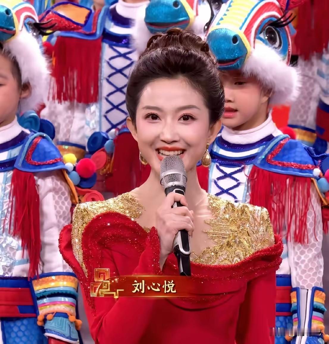 刘心悦，让人眼前一亮！
今年春晚的主持人从去年的三男两女，变成了三男三女的6人组