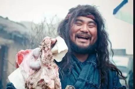 胡屠夫之所以看不起范进这个穷酸儒生，那是因为自己有底气。古代排除那种自己家养一两