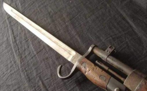 三八式步枪，也就是咱熟悉的“三八大盖”，可是二战期间日军的主要步兵装备。它全长1