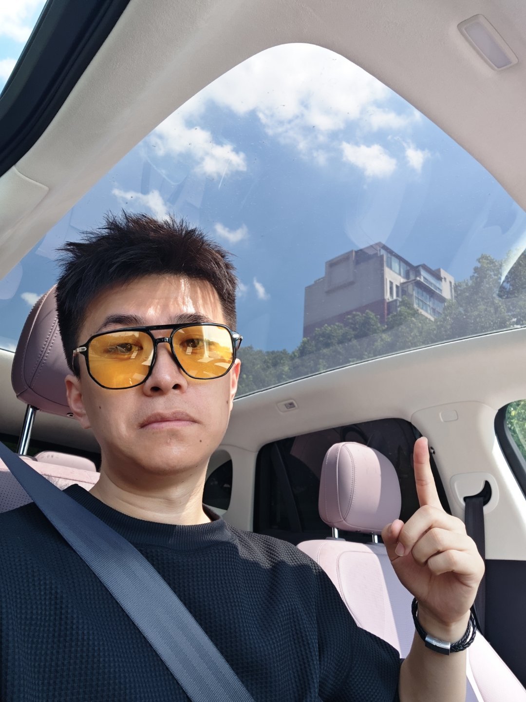 夏天的全景天窗真的是晒的扛不住 ​​​