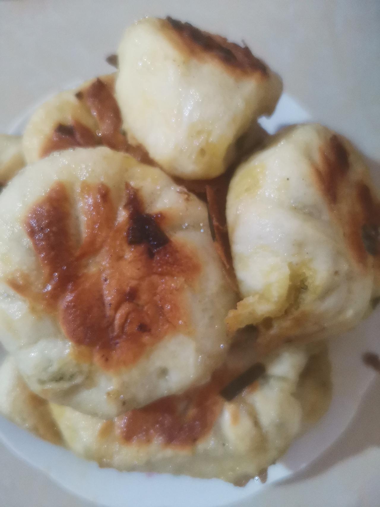 上午九点去我妈家，我妈已煮好了米茶，高压锅里也压好了羊肉。
厨房的里放着一块从冰