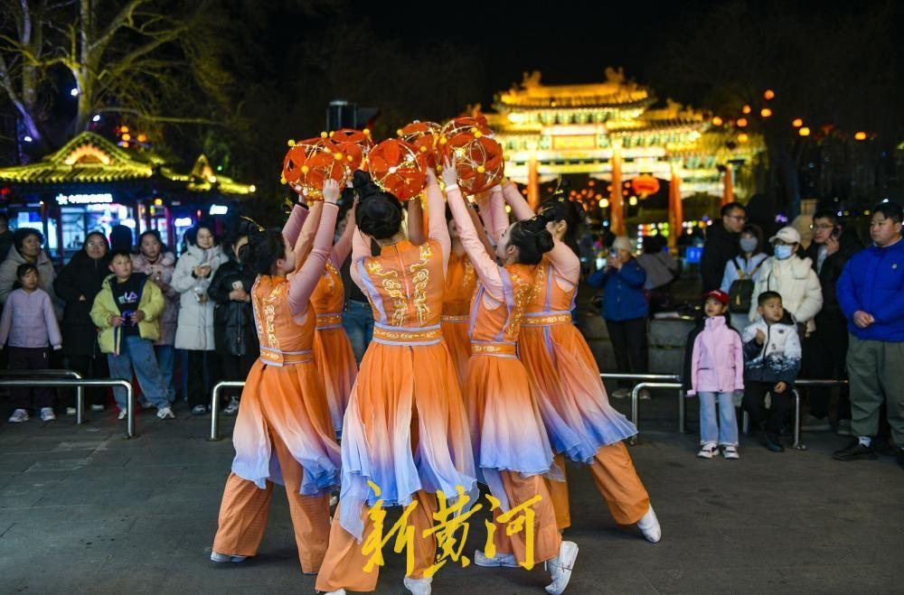 国风巡游点亮百花洲 明府城上演沉浸式古风盛宴！2月15日晚，济南百花洲历史文化街