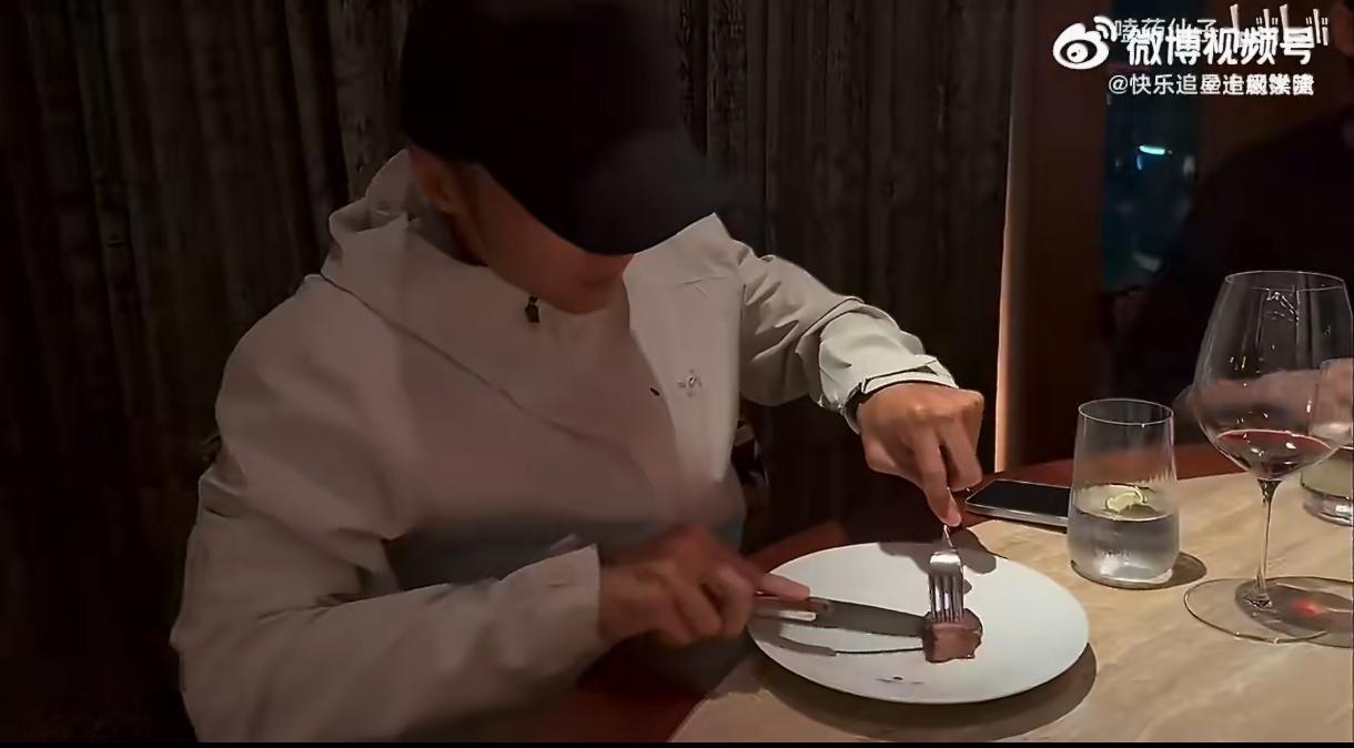 网传谢霆锋张柏芝被拍到疑似一同聚餐，视频里还传出了张柏芝的声音，瞬间引来全网热议