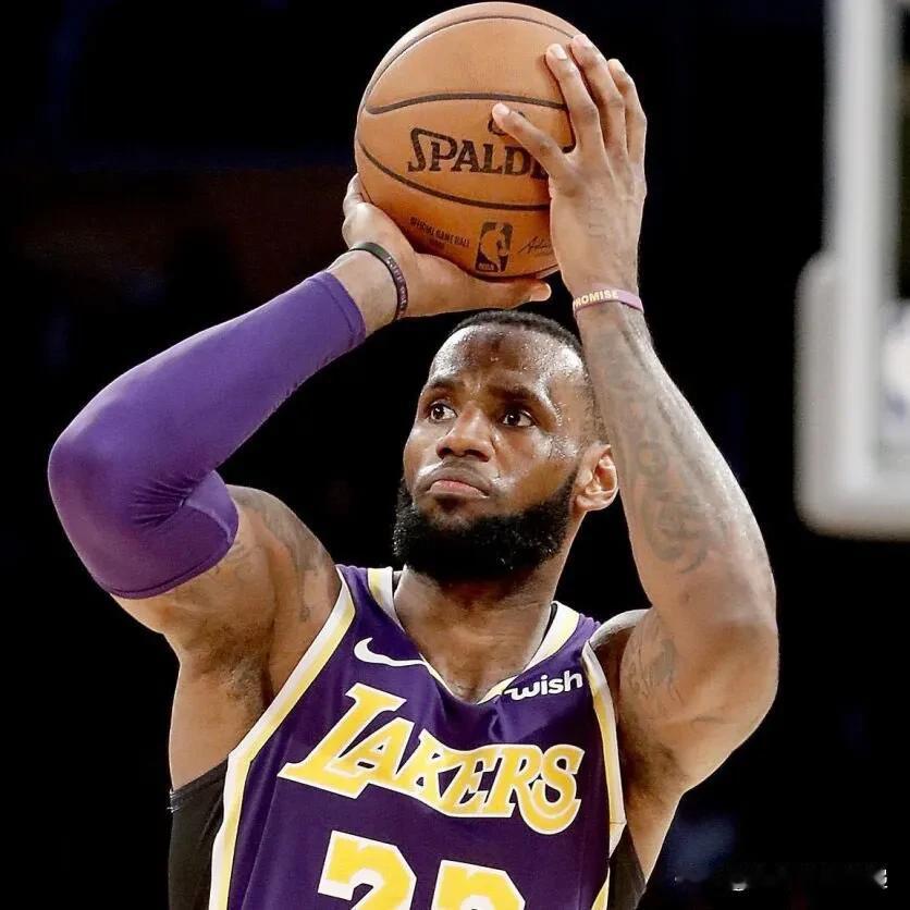 勒布朗·詹姆斯的三分球命中率：
常规赛——
2013年：40%
2014年：38