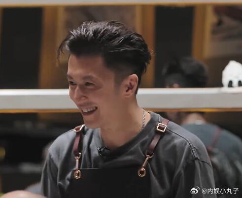 谢霆锋对美食的执着 厨房对谢霆锋来说就是第二个工作室，跟录音棚一个地位。在里面琢