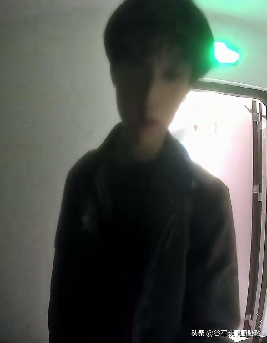 女子听到敲门声，通过模糊的监控看到外边有一个清晰五官的帅哥，但是女子并不认识他，