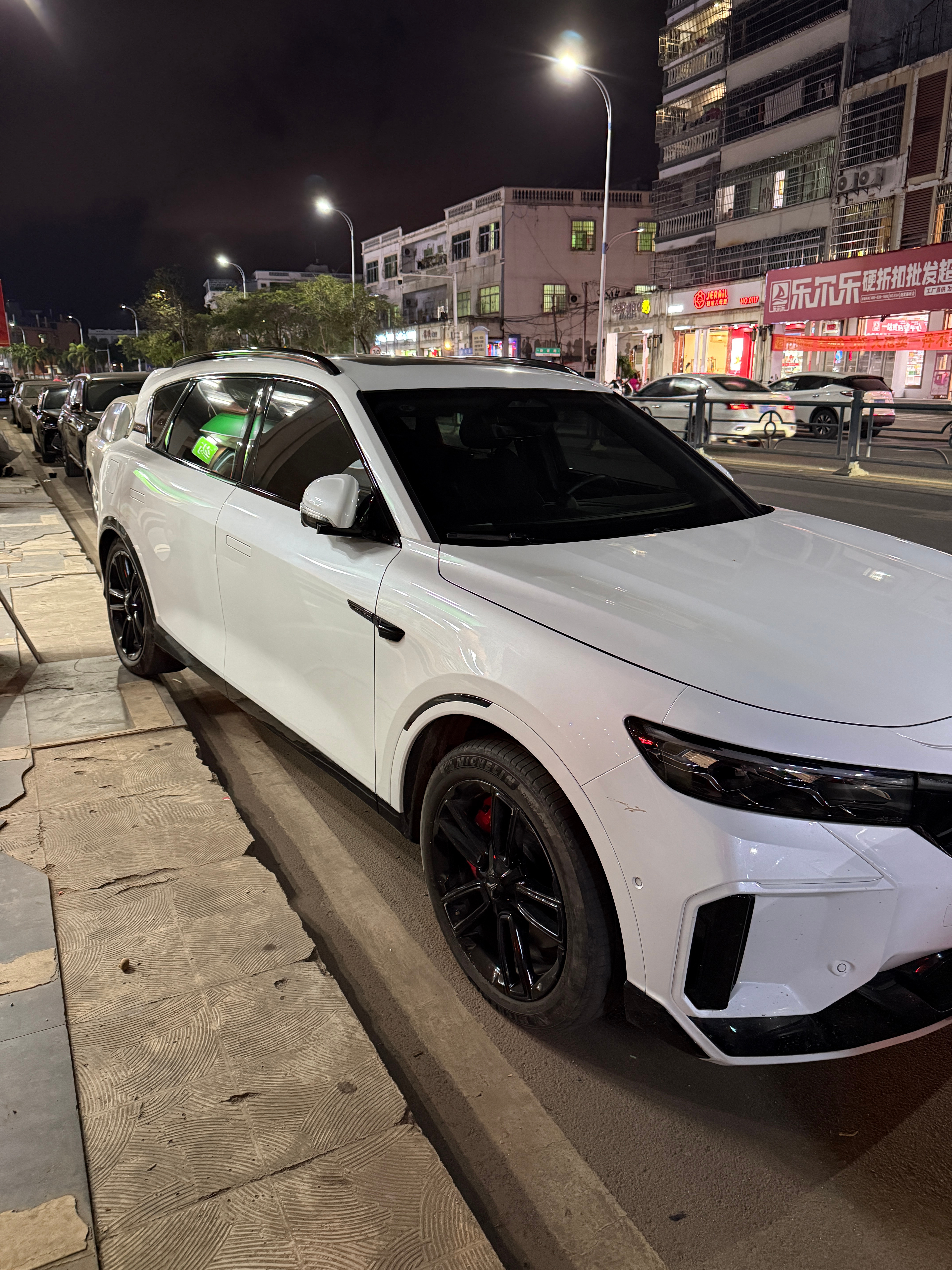 不得不说这哥们是真的会停车 单轮倒挂～不知道咋想的？ 好好的车不能停？ 偏要秀车