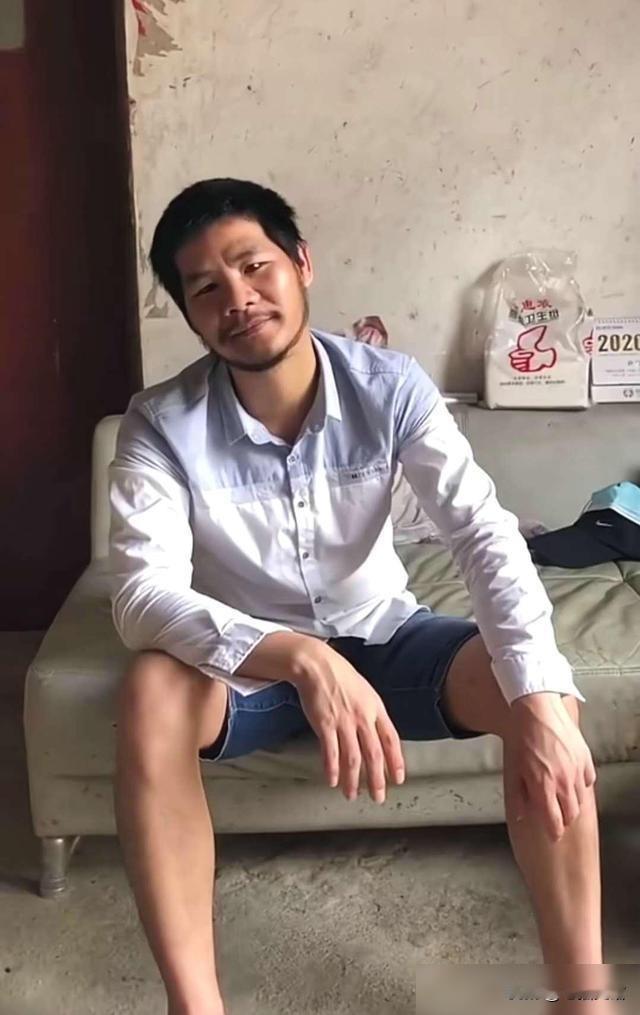 2012年，一个叫周立齐的小伙子因为偷电瓶入狱，当记者问他为什么不找份工作时，周
