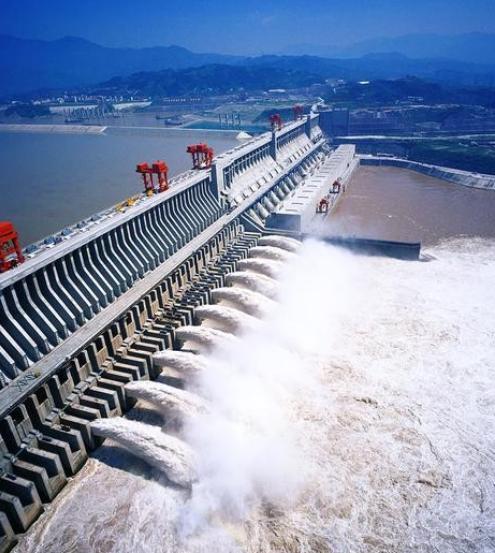 2004年4月，三峡大坝出现了三名鬼鬼祟祟的“游客”，巡逻的警卫人员迅速将其控制