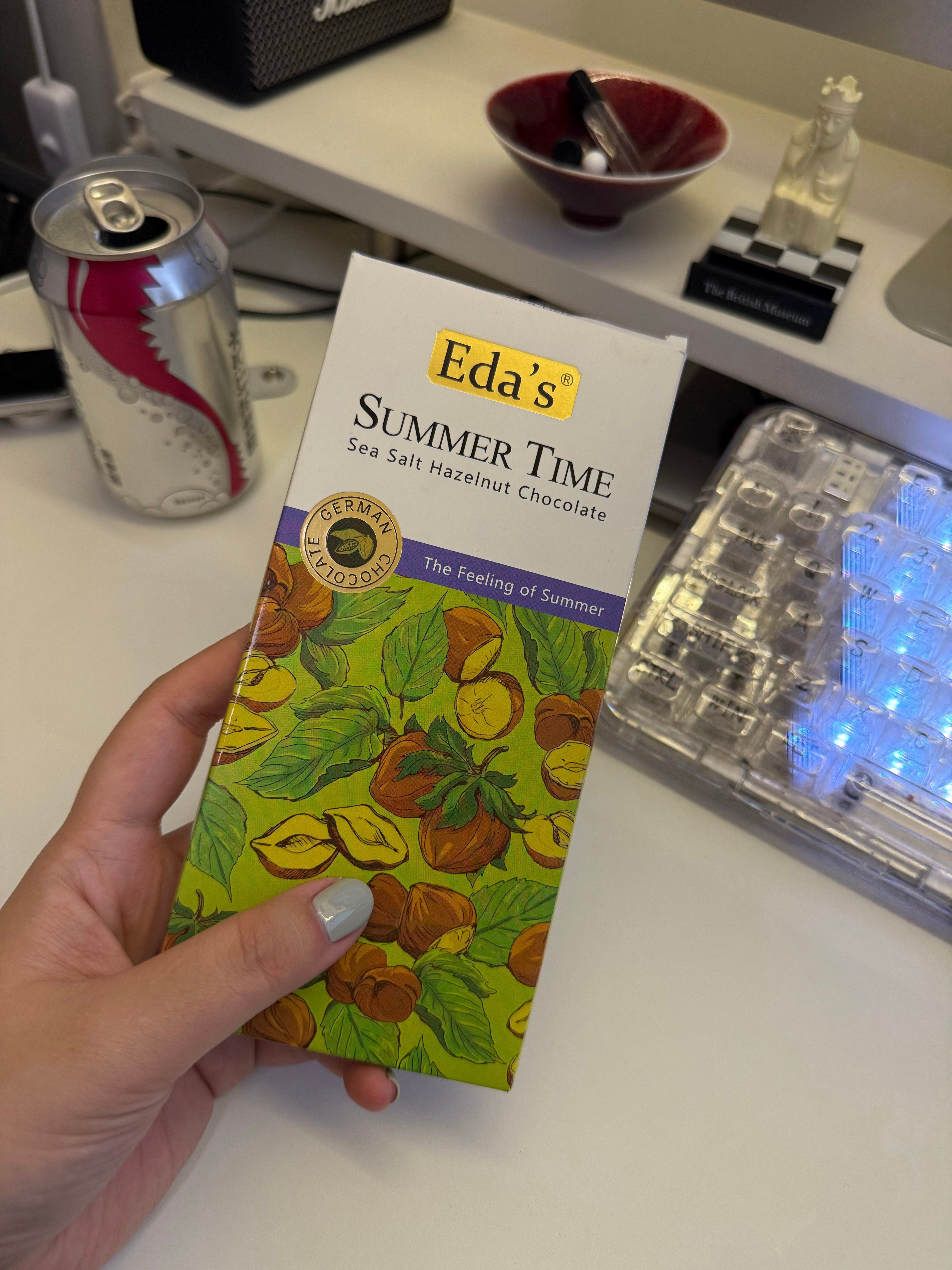 🛒好东西和怪品味这个白巧好吃😋，里面有榛子和海盐吃起来有一点咸味，就是有点太