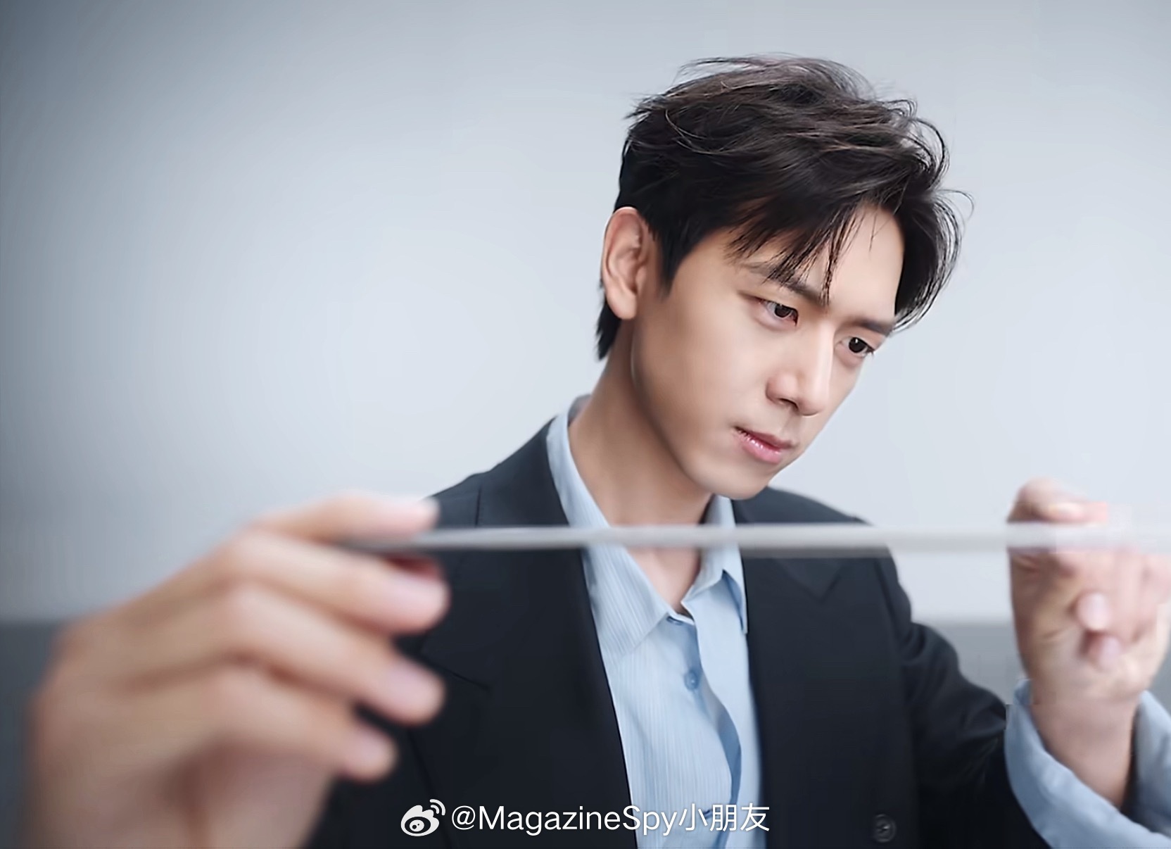 薄如蝉翼，及简专注。共振于静，共写于薄——李现正式官宣成为科大讯飞墨水屏系列全球