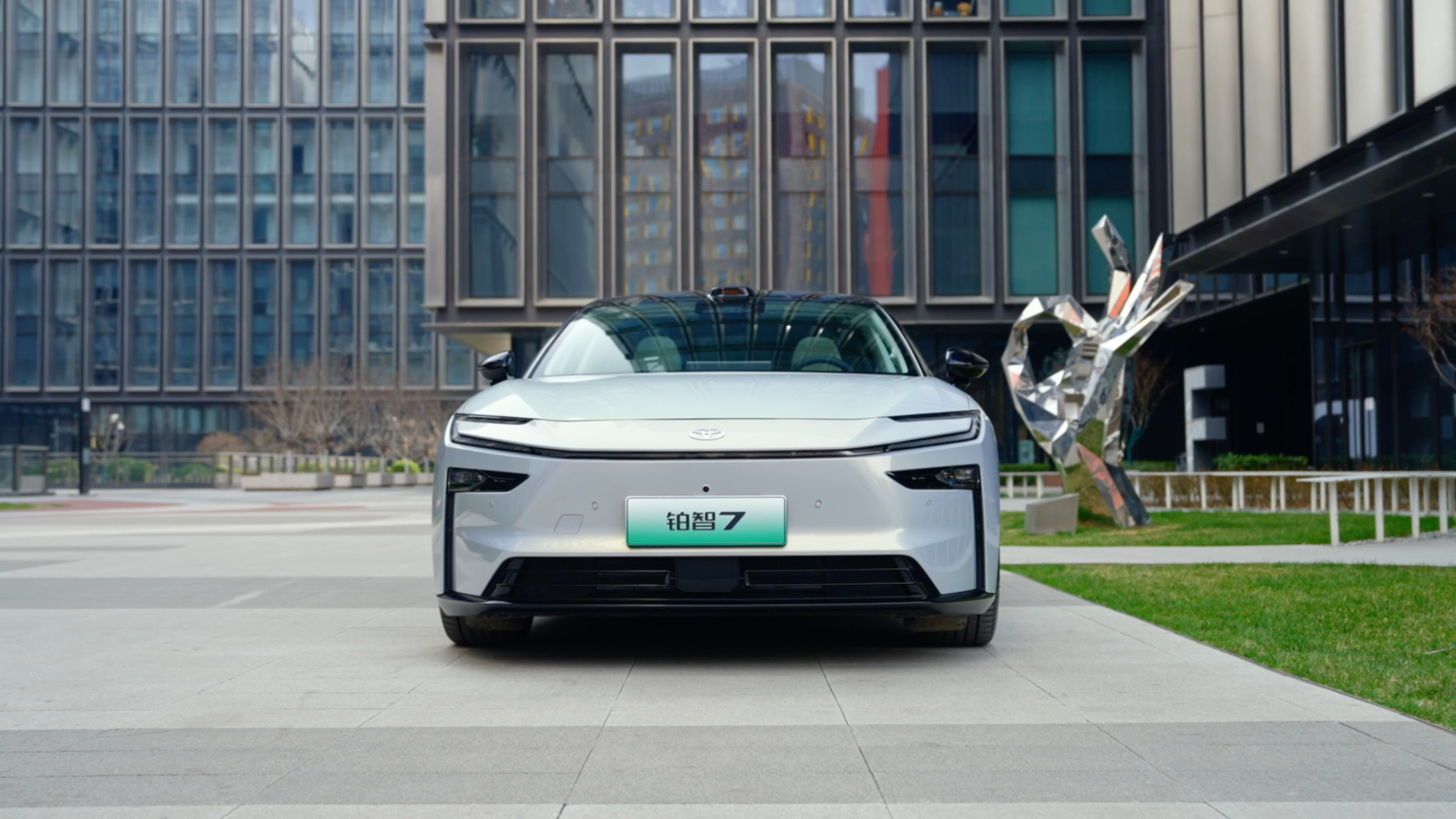 【 小米负责人体验铂智7小爱同学】鸿蒙座舱的优势在于分布式能力，而小米生态的优势