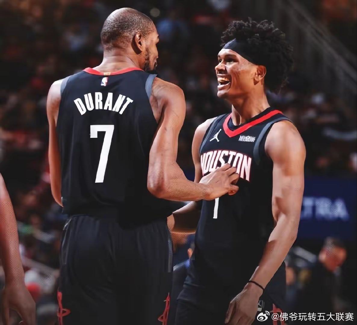 火箭主场107-105拿下鹈鹕，仅仅两分的差距。坐在场边的乌度卡面无表情，但谁都