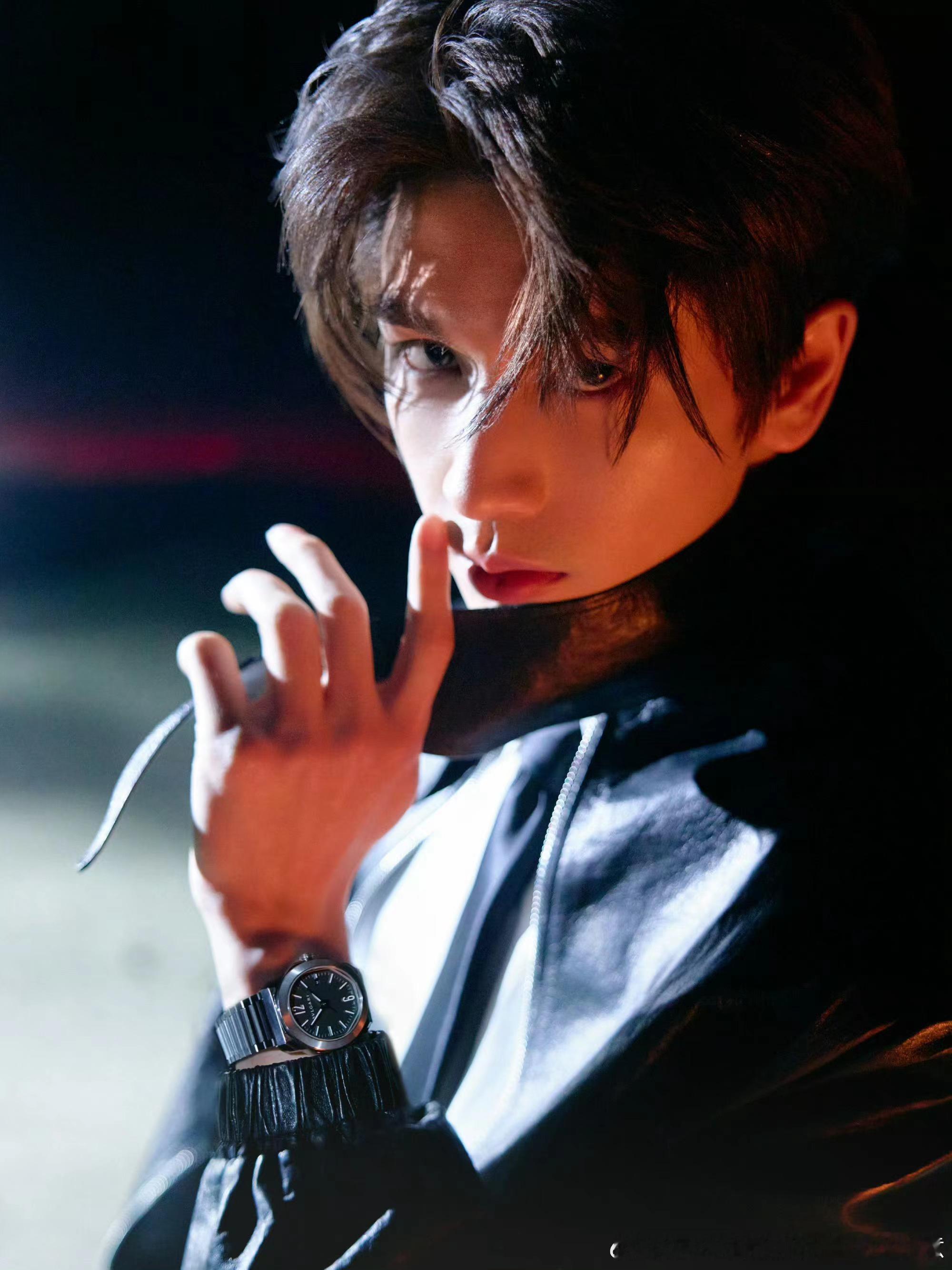 张凌赫无畏契约上班从造型到气质全程在线，张凌赫轻松拿捏电竞男神氛围感，利落又精致