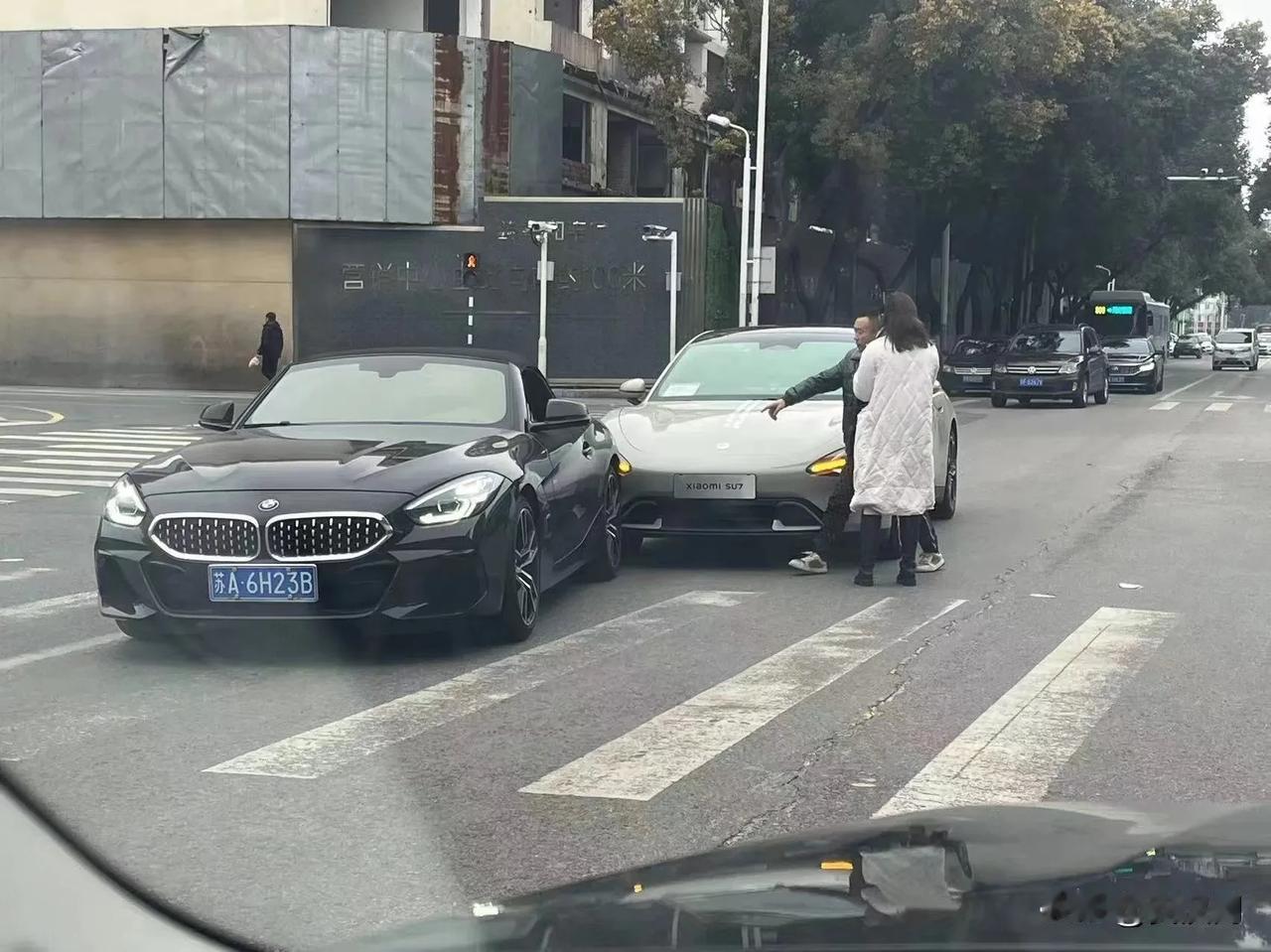 小米汽车发布会后的第一撞，智能化系统是没有开启么？还是其它什么原因呢？