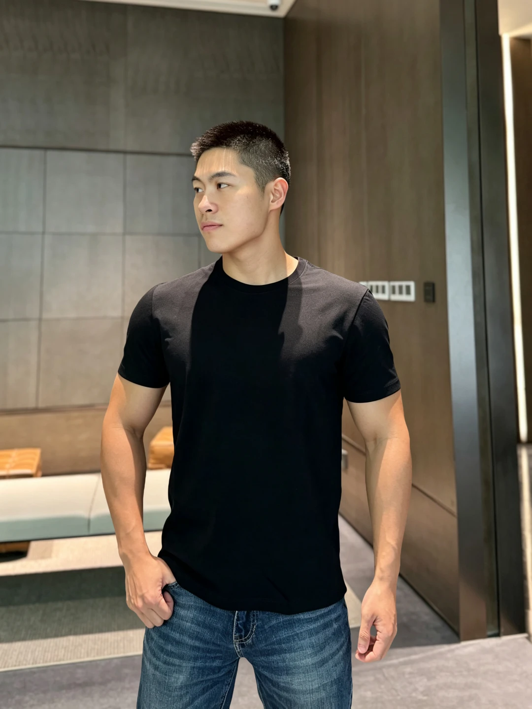 黑T男娃