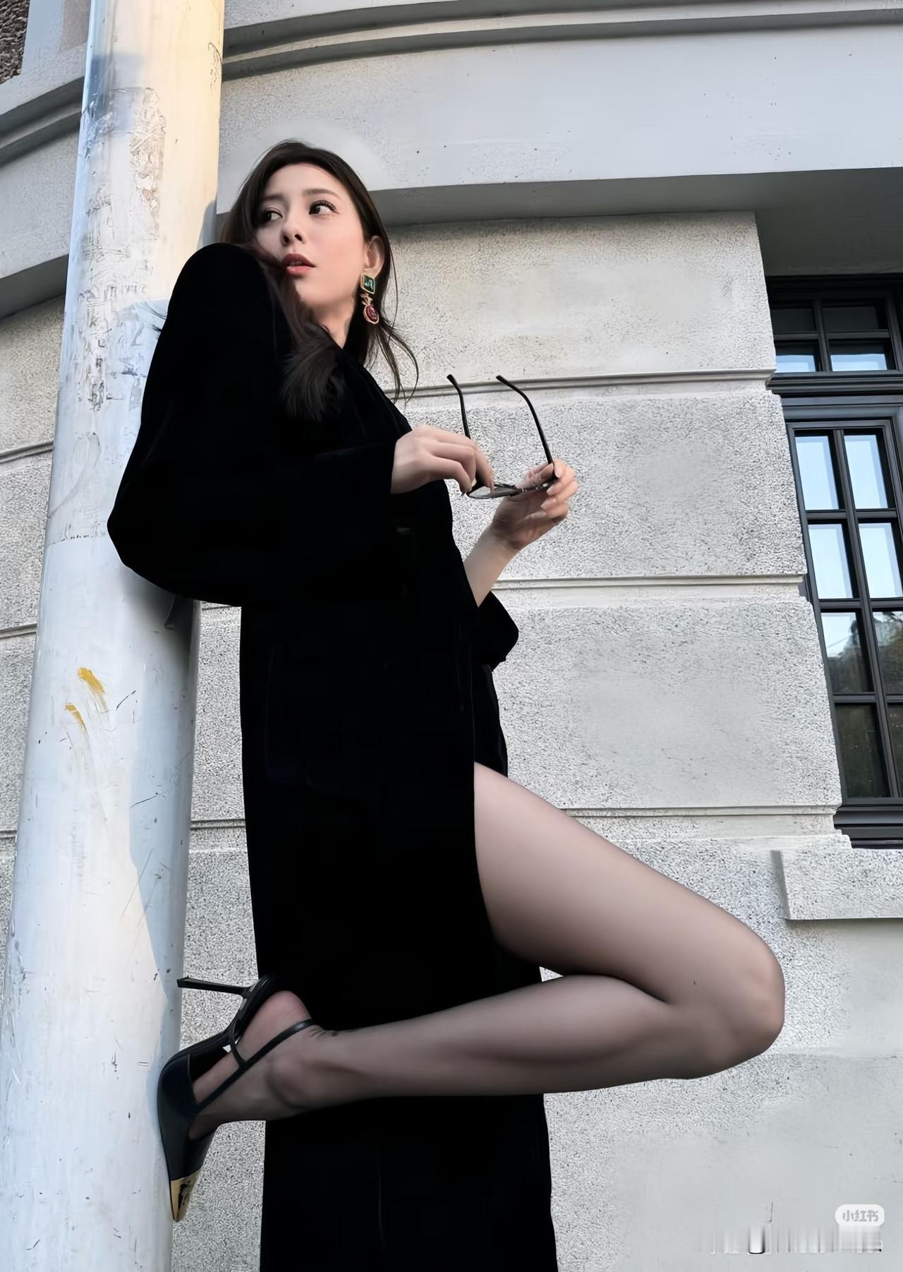 女生这么穿，又飒又美，回头率直接拉满！
 
真的被这几套穿搭狠狠惊艳到！
全程黑