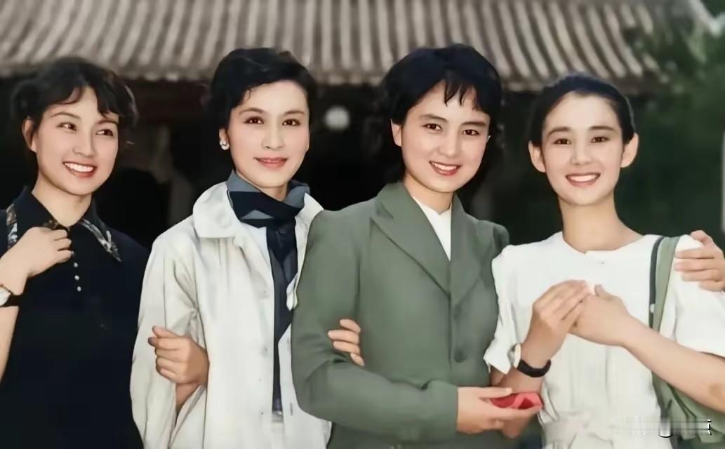 能把这张老照片里四位演员全部认全的，属实是厉害了。坦白说我只认出了刘晓庆，剩下三