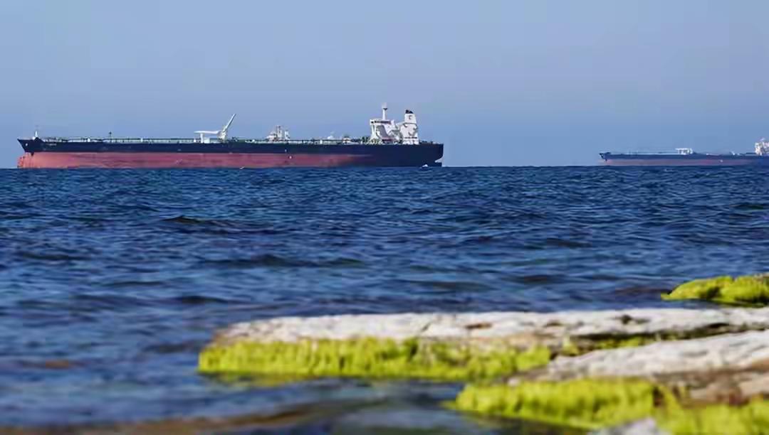 特朗普下达全面封锁令，没收中方香港油轮，威胁到了中方能源命脉
