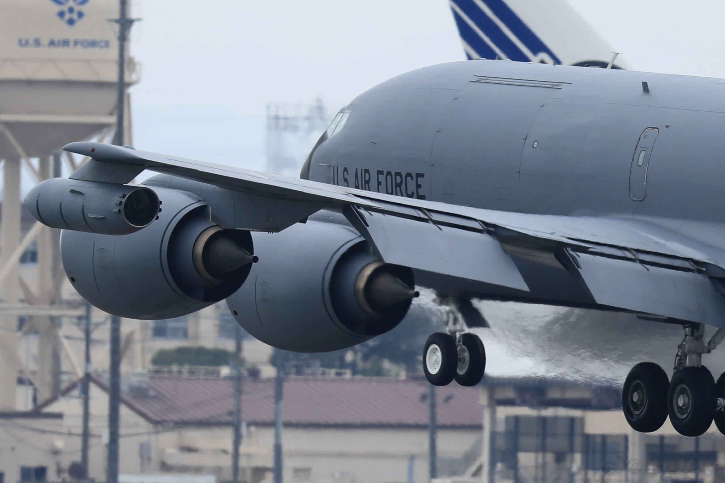 横田基地带空中加油软管吊舱的KC-135R，好像蛮少见的，大黄蜂系列用软管加油的