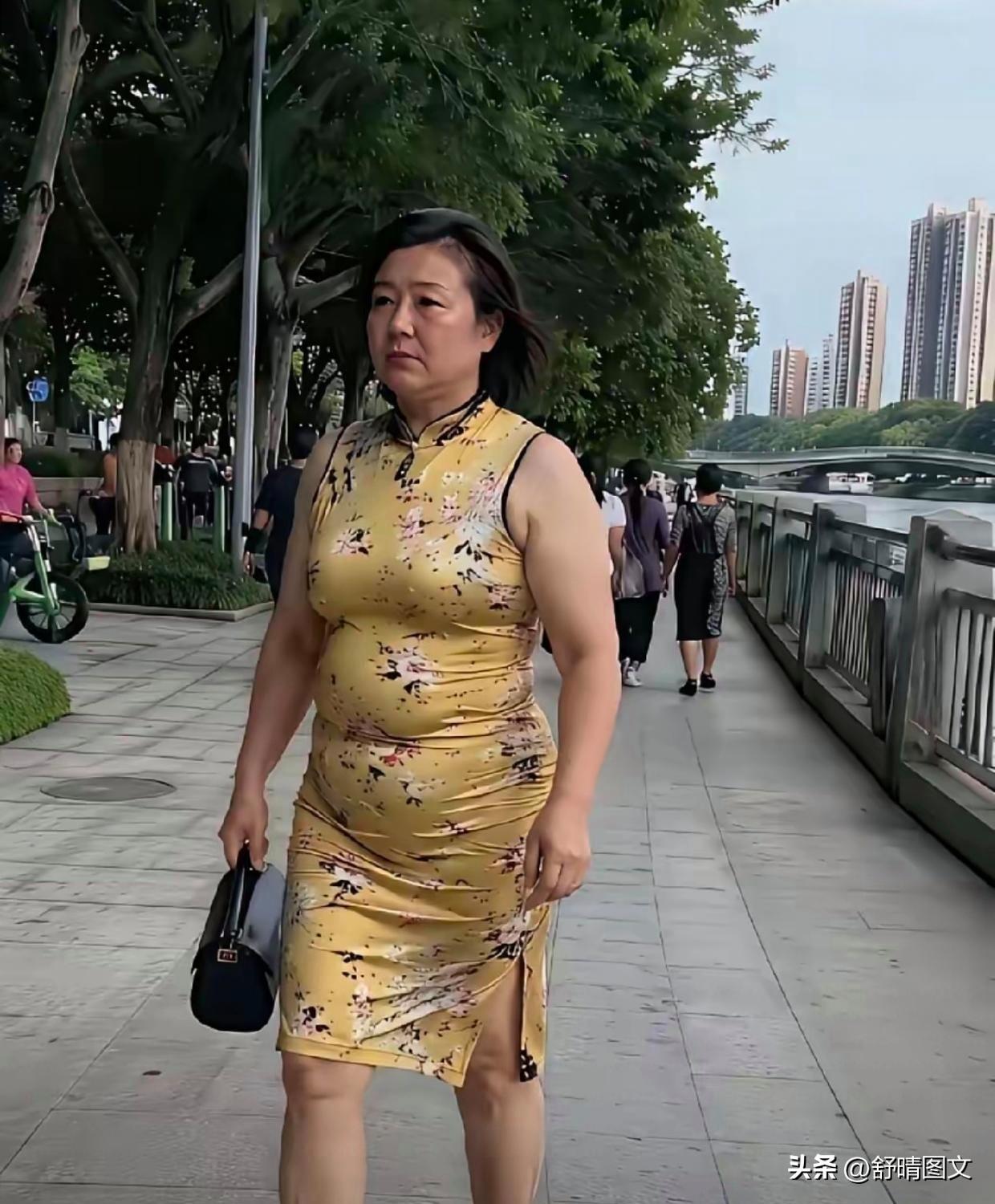 咱就是说这旗袍非穿不可吗？
说真话，这旗袍我也是真喜欢。
但咱得有配得上旗袍的身