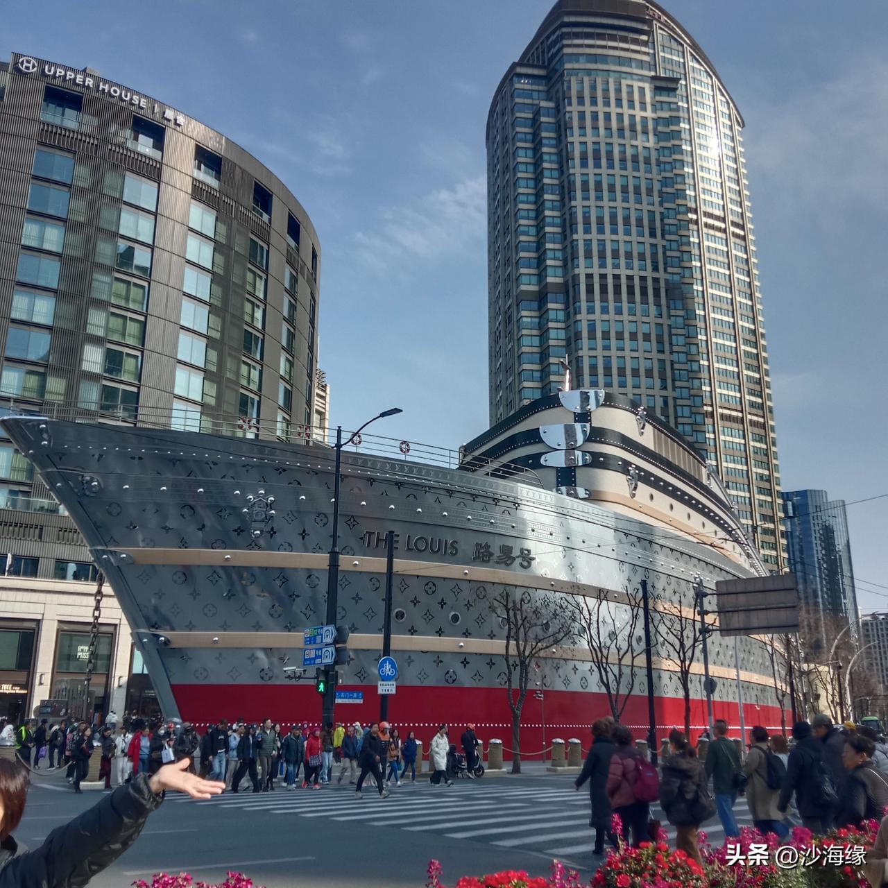 从上海地铁13号线出站，来到南京西路，突然被眼前的一艘大巨轮给惊艳到了，距离上一