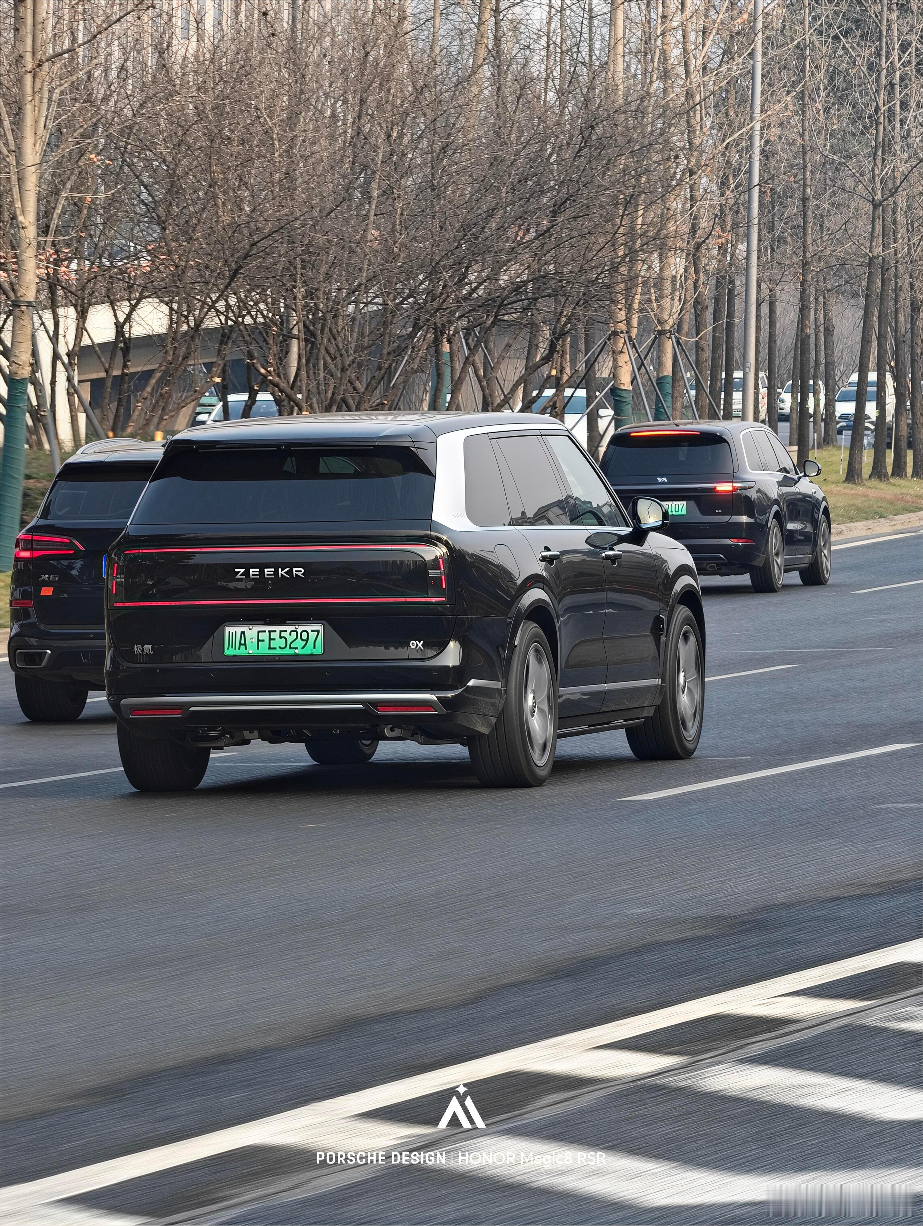 看得多了也就不感觉极氪9X黑色这个屁股丑了尤其是在一种相似的黑色车流当中 