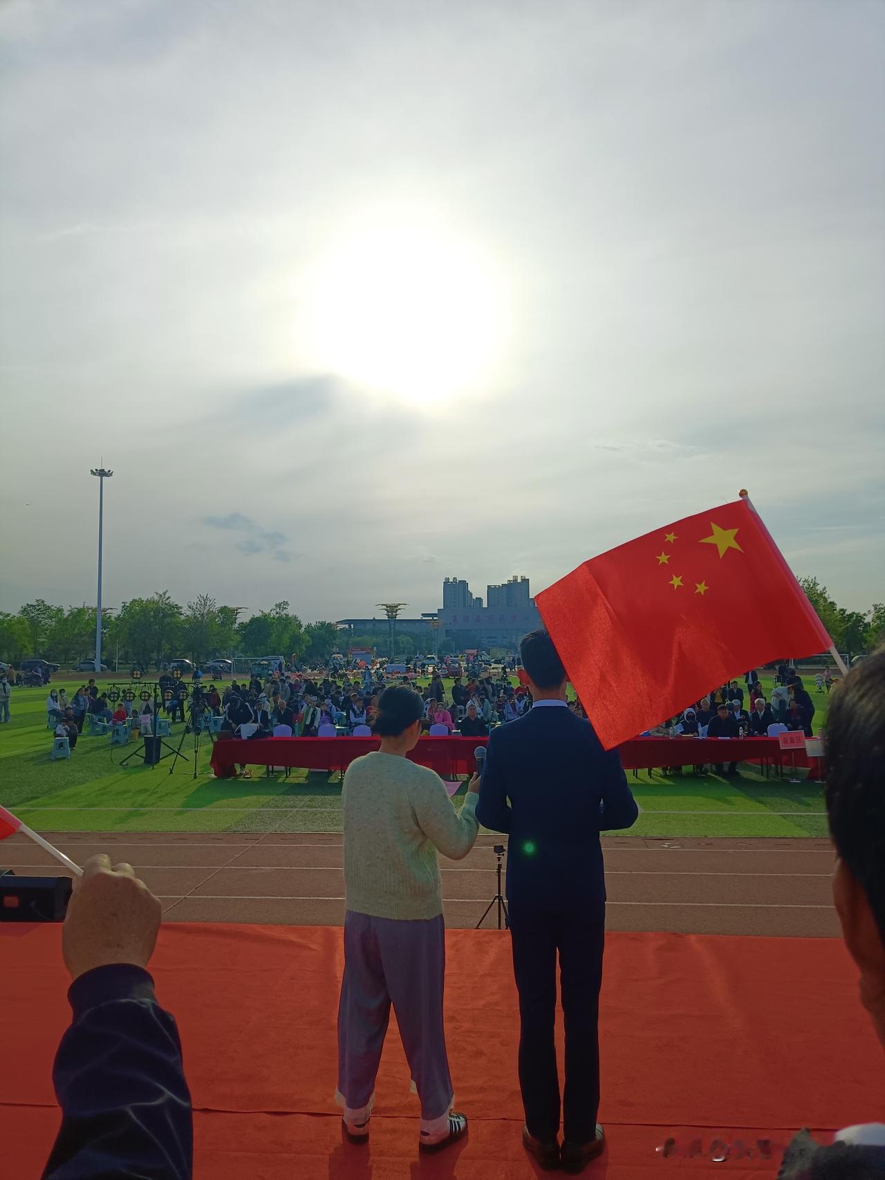 在抖音上买了件便携式的山水音响，每天晚上拎着去公园唱歌。
入夏了，晚上公园凉爽，