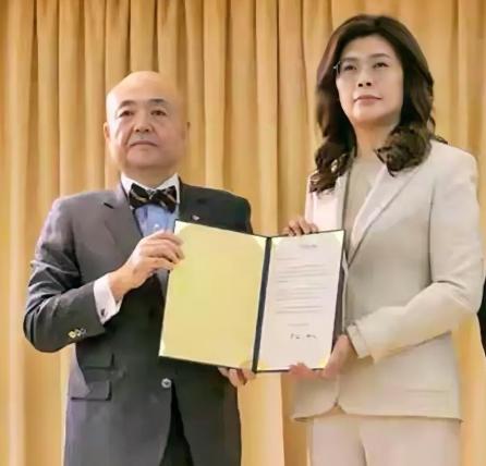 同胞们！

请记住这个女人，她在7月31日(731)这天往民族伤疤上“撒了一把盐