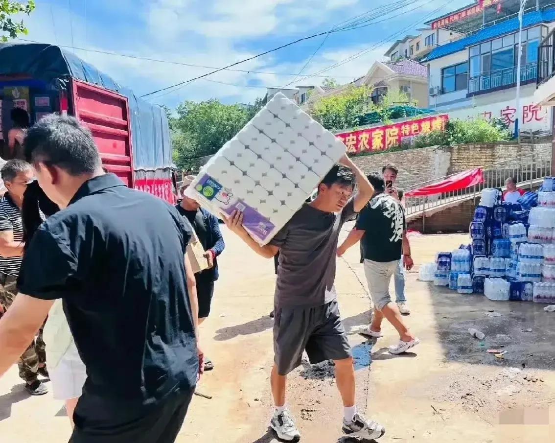 有人质疑王宝强作秀，
搬货镜头为什么拍下来？演技真好！
可是没想到马上被打脸，有