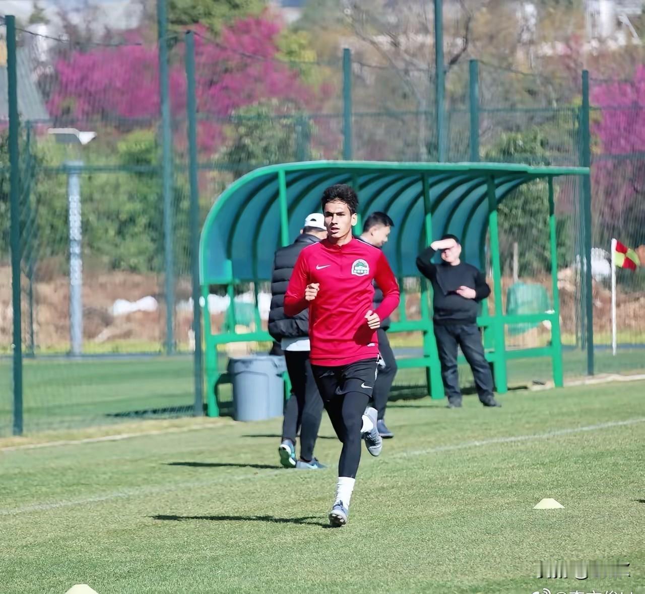 河南俱乐部引援最新消息，两人无限接近，以待官宣。
河南队前场外援引进情况有进展，