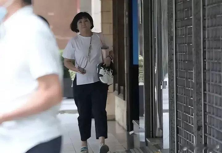 任家萱近照 任家萱近照胖了好多 可能没有上镜需求就不用身材管理了 姐姐幸福健康就