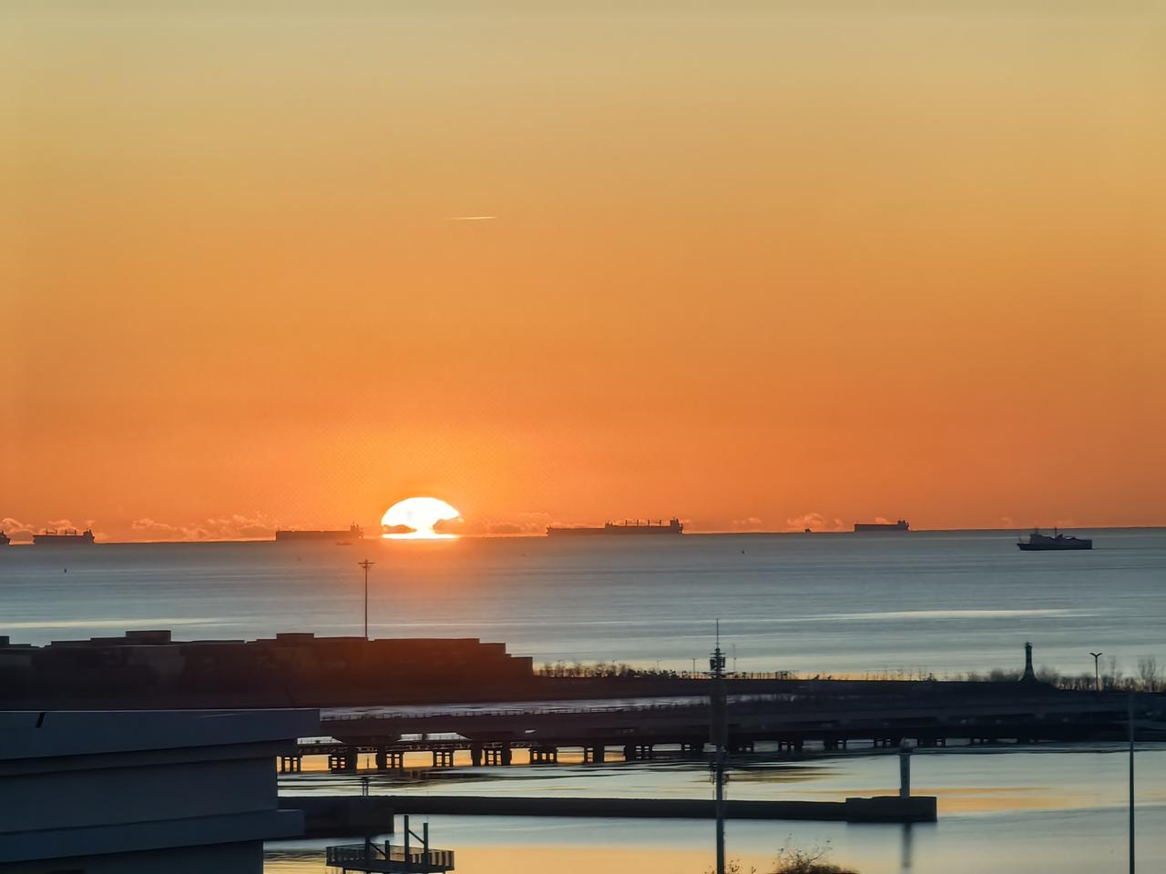 这院长要是真干了，那是把老祖宗的家当当自家菜园子了。文物是什么？是刻着“中国”两