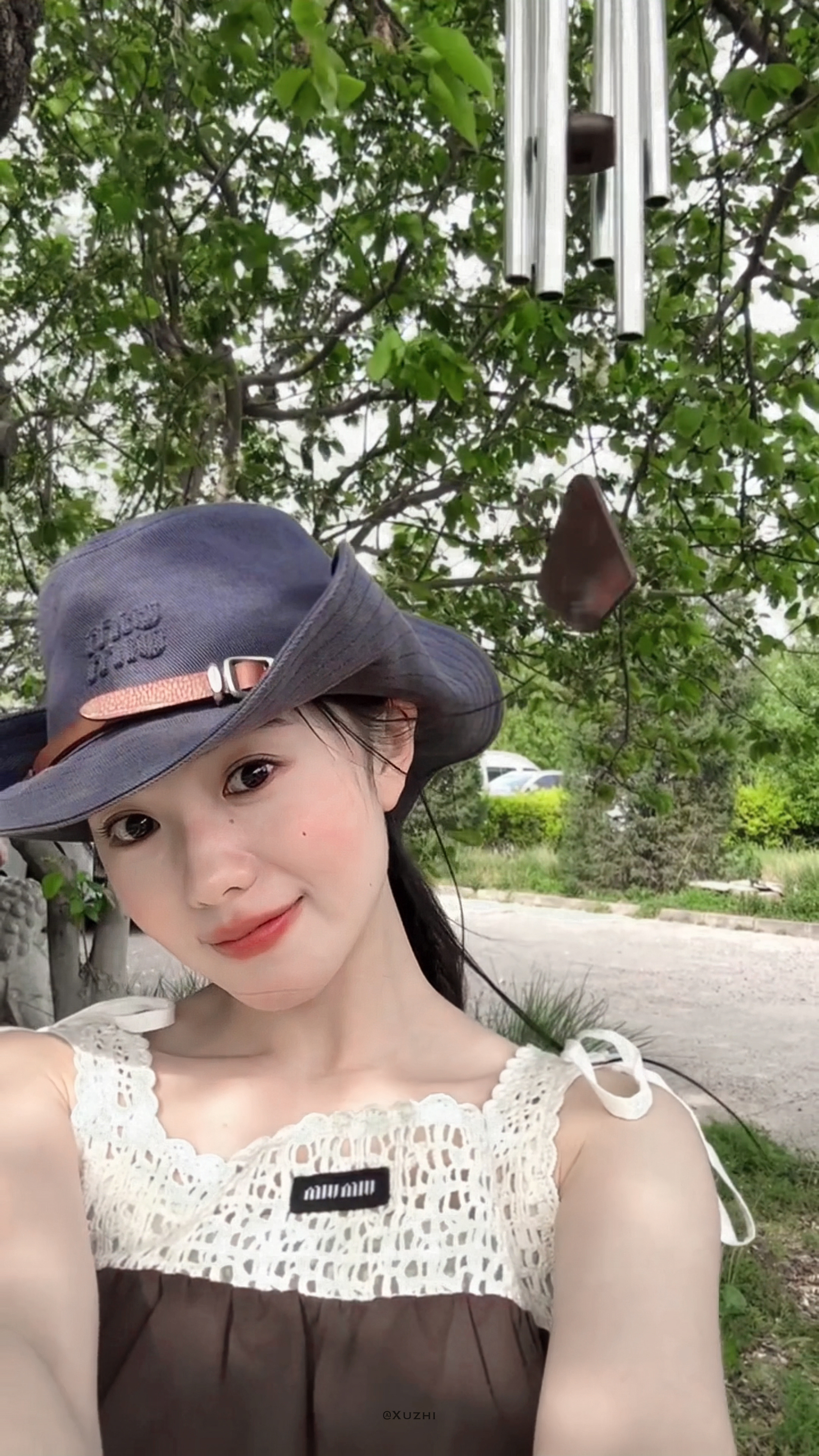 刘浩存洗把脸就在夏天出片了 这组林间素颜随拍，瞬间懂啥叫天生自带夏日滤镜！简简单