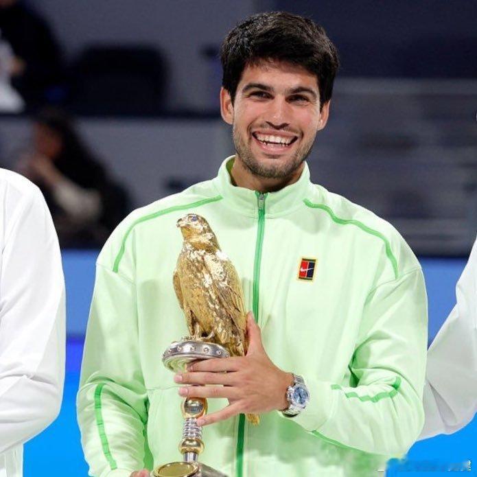 哈哈！阿卡的捧杯图从小到大没变过体育拜大年