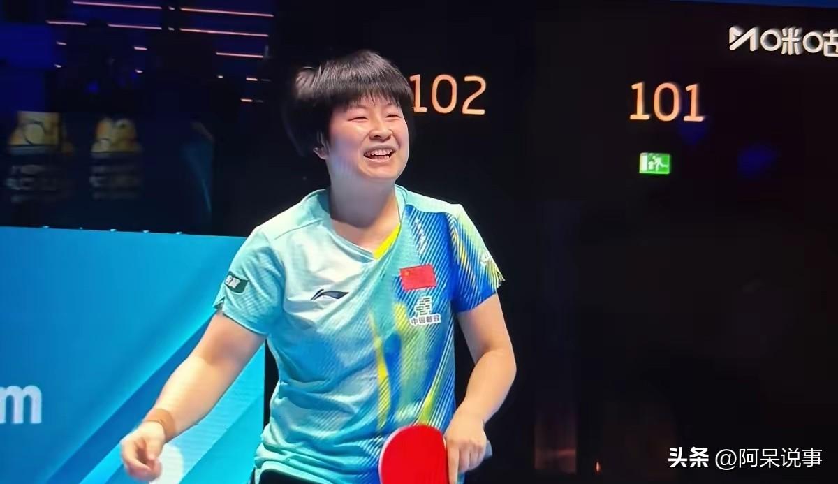 覃予萱并非天生球苗子，广西普通家庭出身，5岁才接触乒乓球，小学三年级休学苦练基本