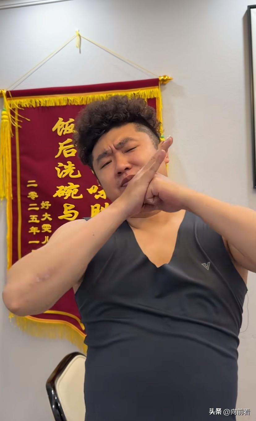 听劝真的能救命！32岁博主被网友一句话，捡回一条命！他在直播时被网友提醒嘴唇发紫